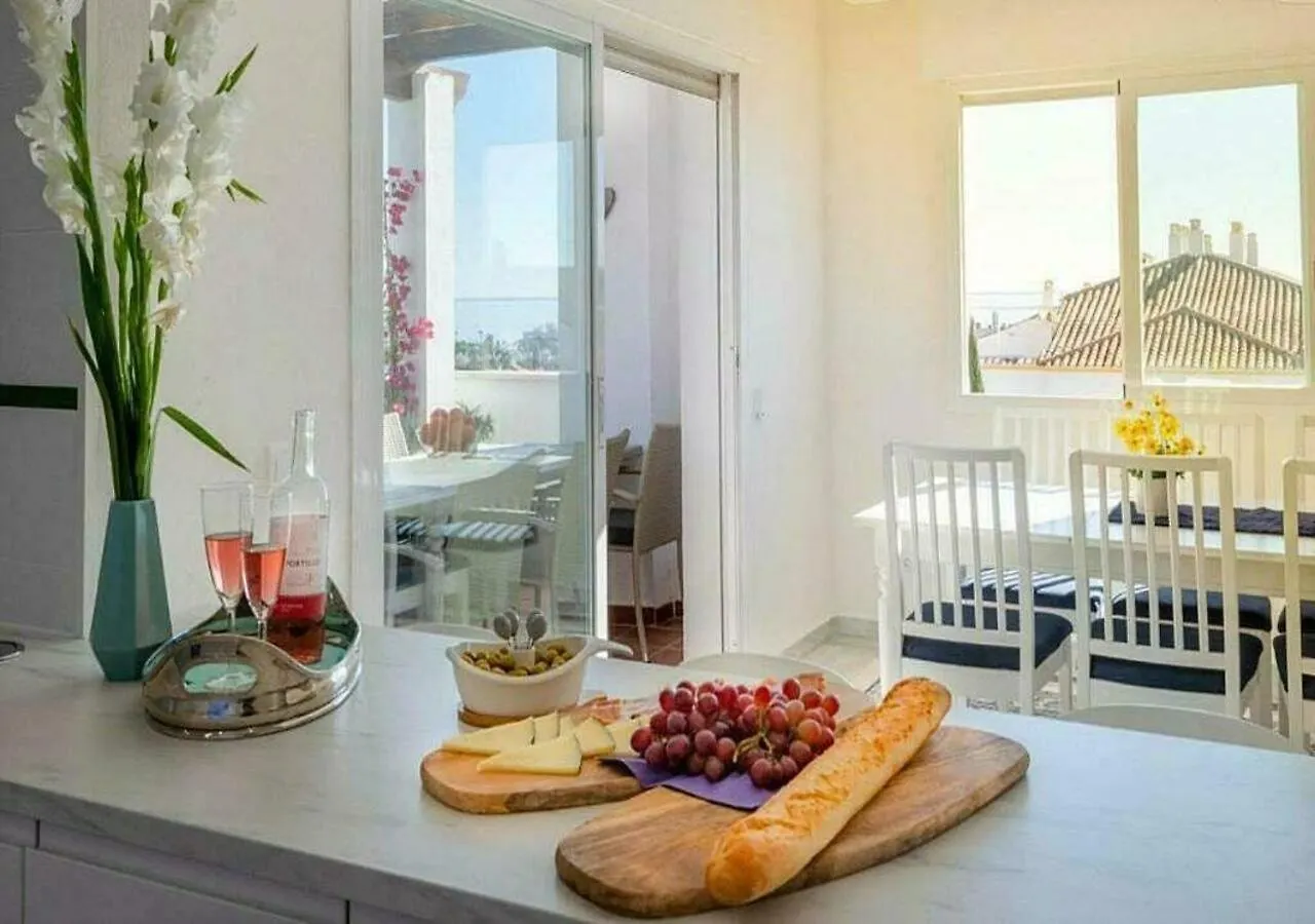 ✰ Luxurious 5 Bedroom Penthouse. Sea Views. Hot Tub. Bbq. Golden Mile Marbella