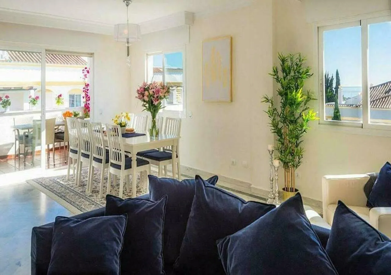 ✰ Luxurious 5 Bedroom Penthouse. Sea Views. Hot Tub. Bbq. Golden Mile Marbella Apartment