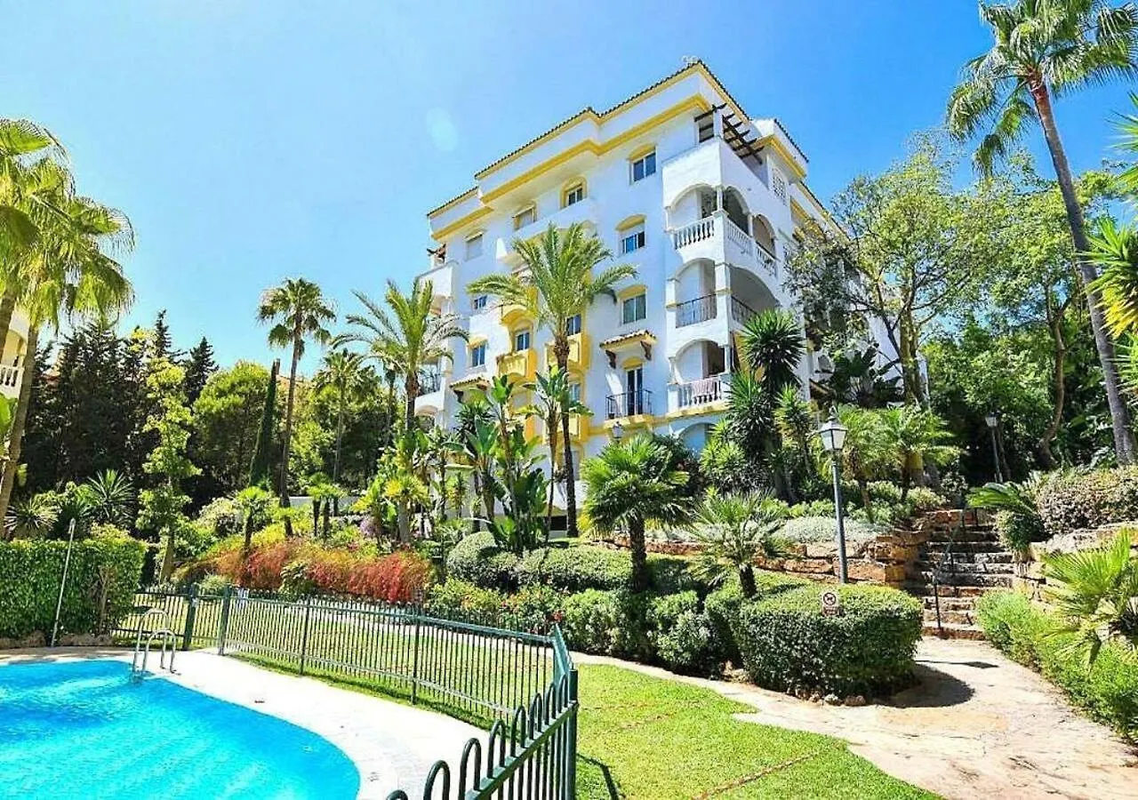 ✰ Luxurious 5 Bedroom Penthouse. Sea Views. Hot Tub. Bbq. Golden Mile Marbella Apartment