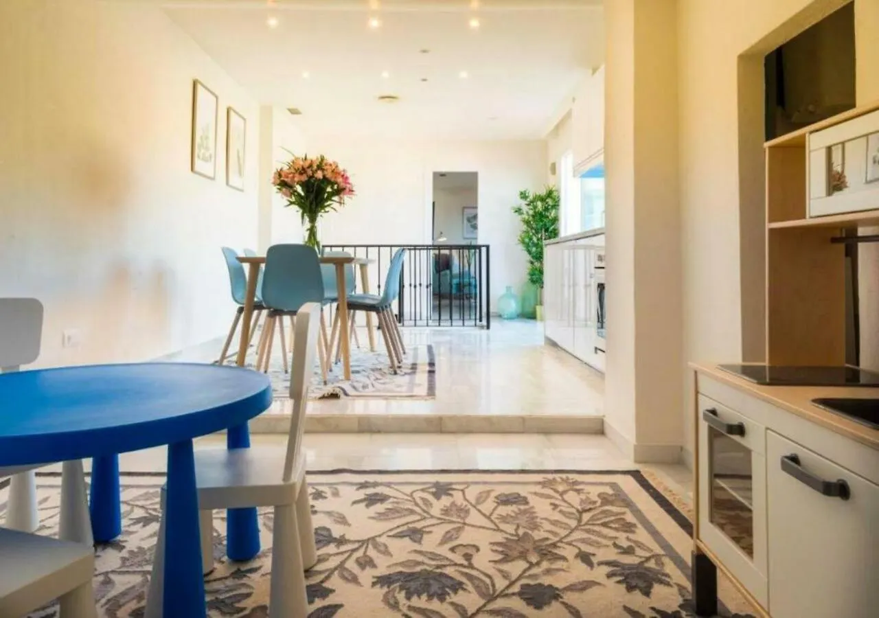 ✰ Luxurious 5 Bedroom Penthouse. Sea Views. Hot Tub. Bbq. Golden Mile Marbella Spain