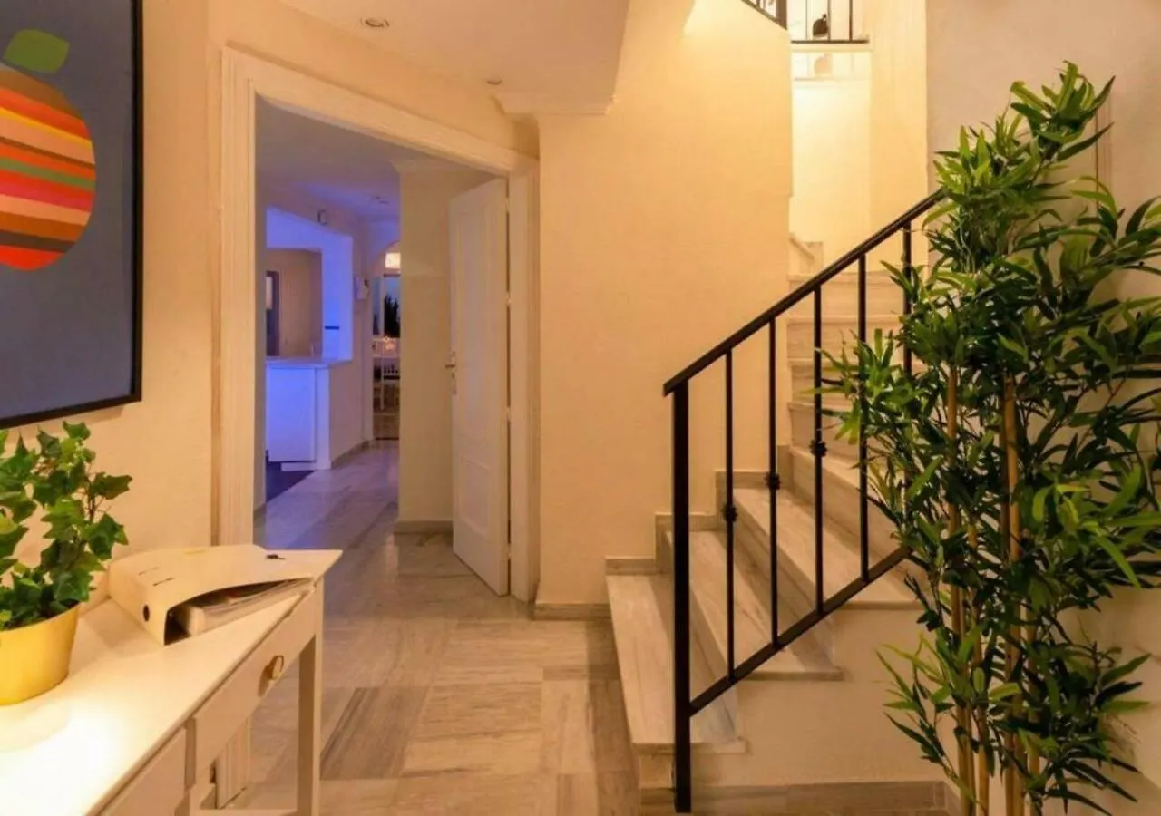 ✰ Luxurious 5 Bedroom Penthouse. Sea Views. Hot Tub. Bbq. Golden Mile Marbella Spain