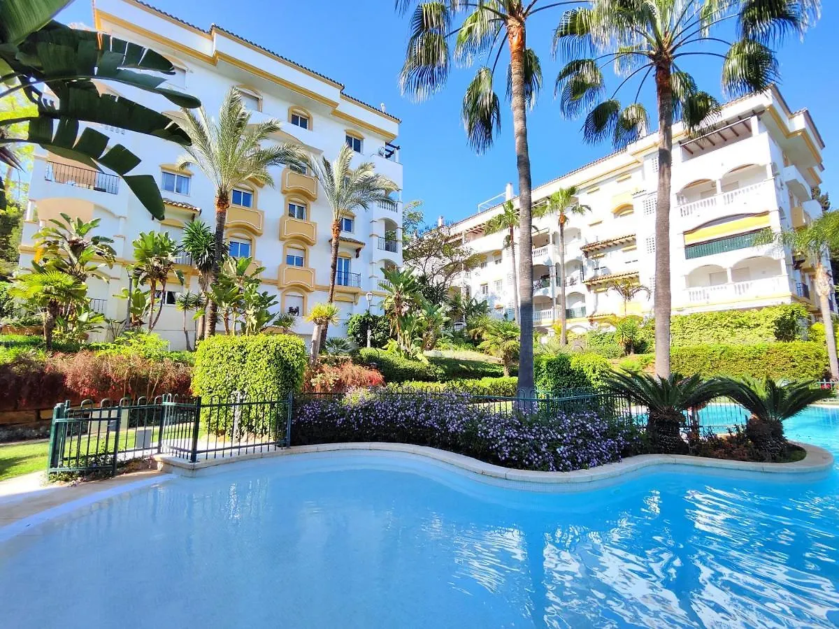 ✰ Luxurious 5 Bedroom Penthouse. Sea Views. Hot Tub. Bbq. Golden Mile Marbella Apartment