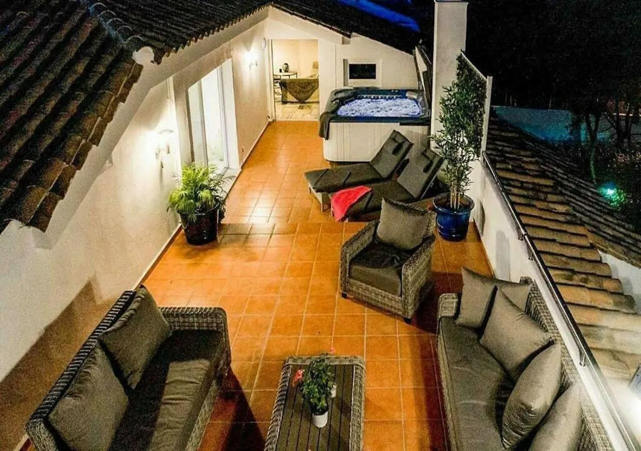 Apartment ✰ Luxurious 5 Bedroom Penthouse. Sea Views. Hot Tub. Bbq. Golden Mile Marbella