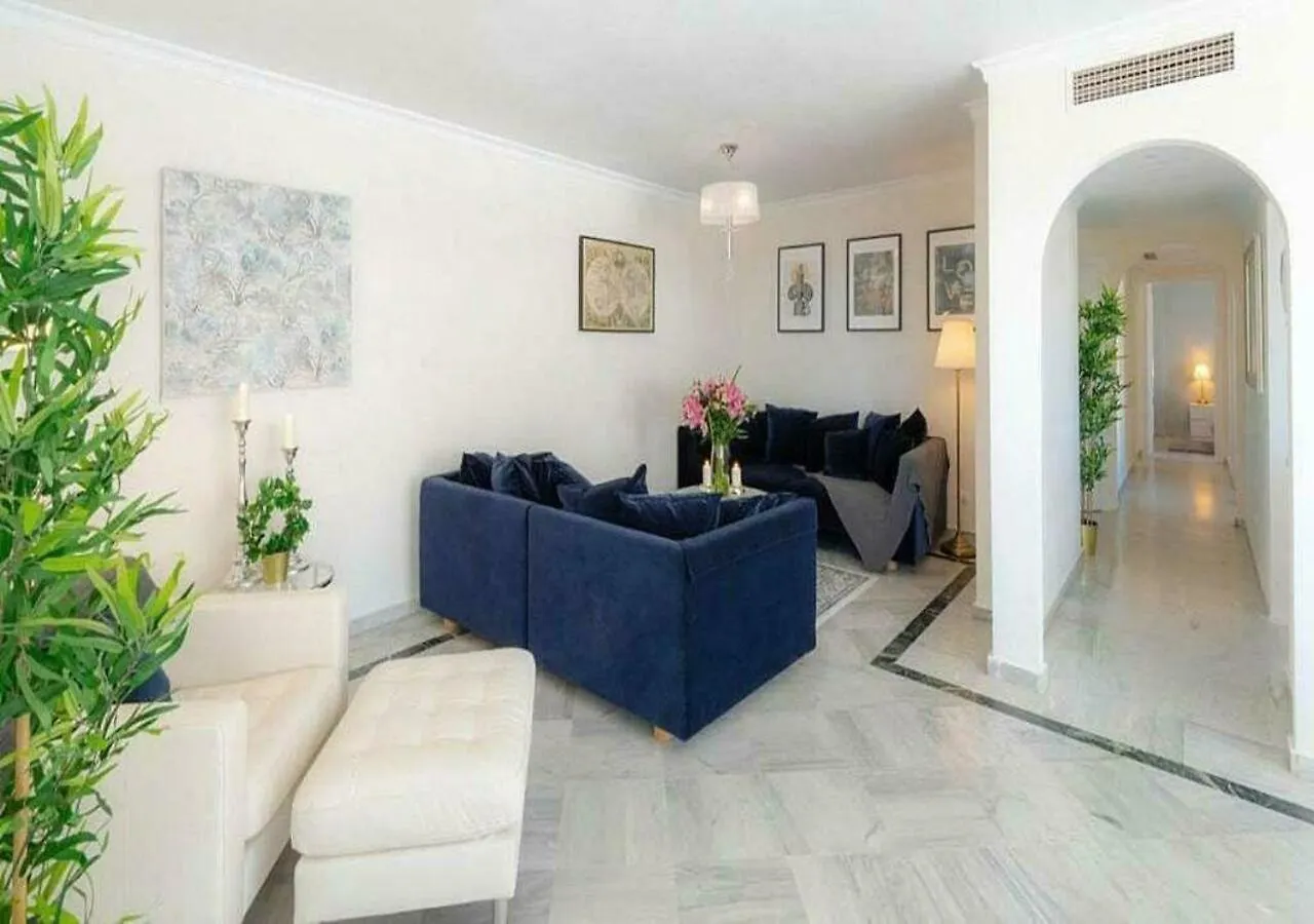 ✰ Luxurious 5 Bedroom Penthouse. Sea Views. Hot Tub. Bbq. Golden Mile Marbella