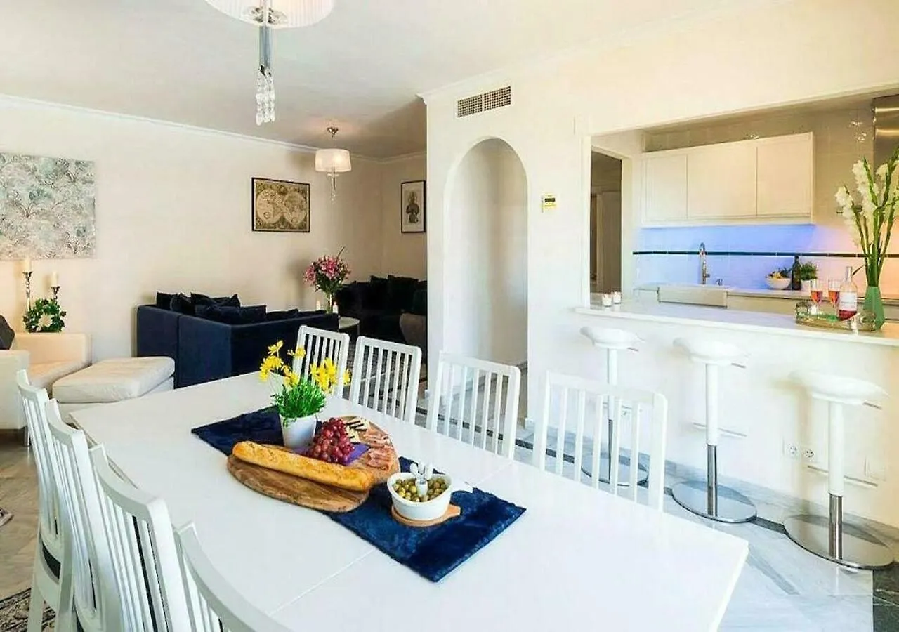 Apartment ✰ Luxurious 5 Bedroom Penthouse. Sea Views. Hot Tub. Bbq. Golden Mile Marbella