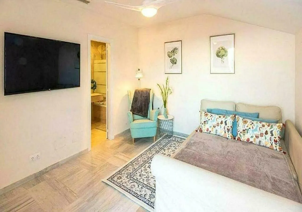 ✰ Luxurious 5 Bedroom Penthouse. Sea Views. Hot Tub. Bbq. Golden Mile Marbella Apartment