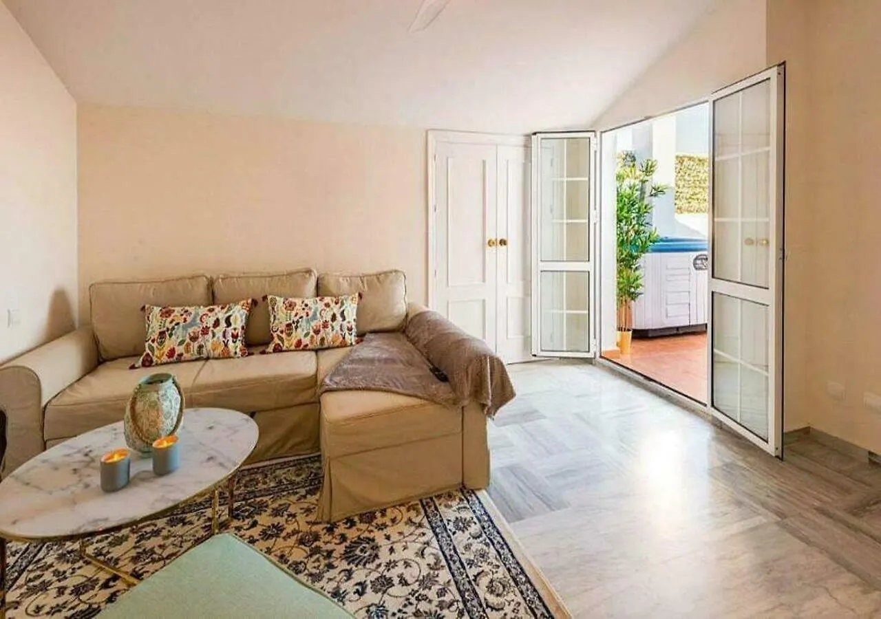 ✰ Luxurious 5 Bedroom Penthouse. Sea Views. Hot Tub. Bbq. Golden Mile Marbella 0*,