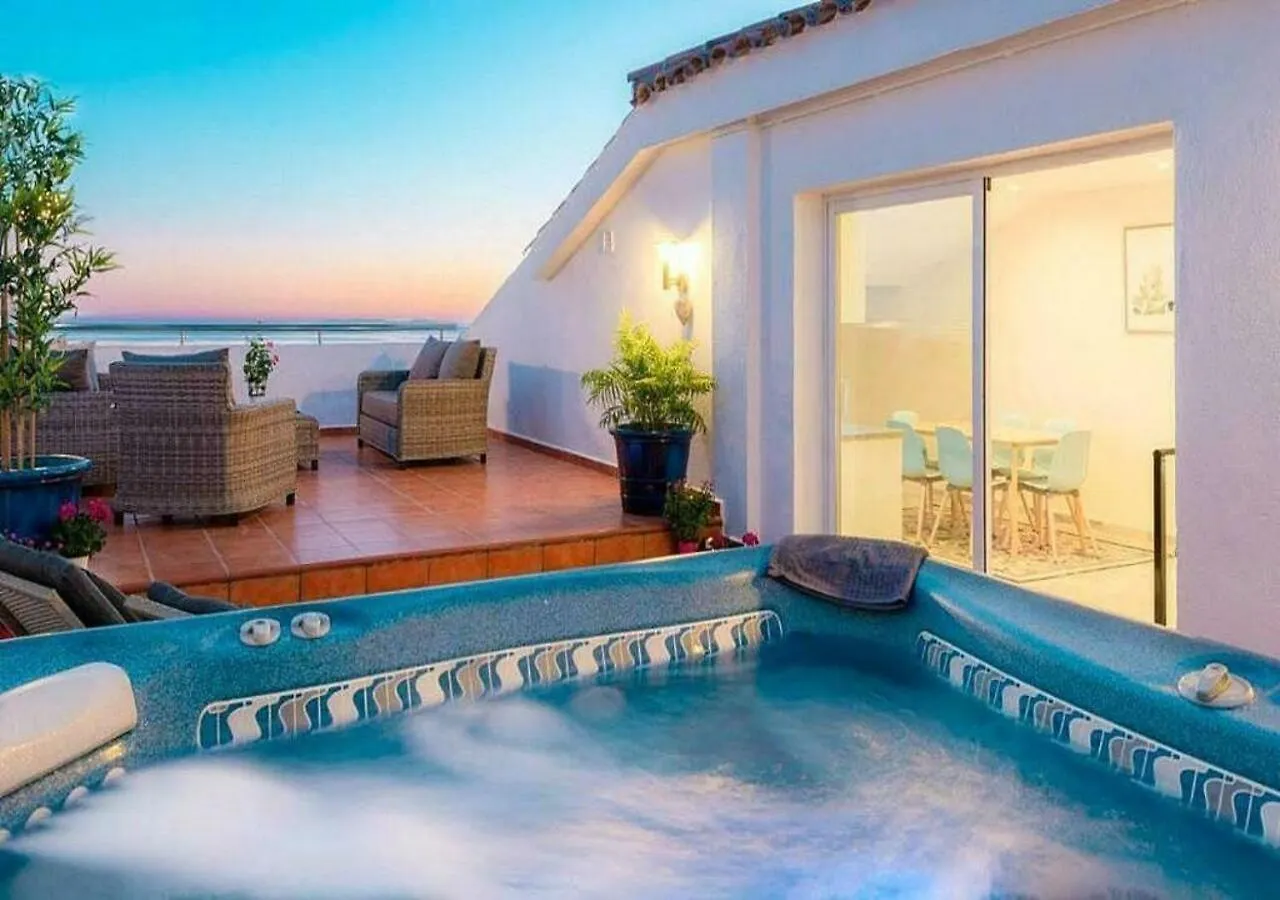 ✰ Luxurious 5 Bedroom Penthouse. Sea Views. Hot Tub. Bbq. Golden Mile Marbella