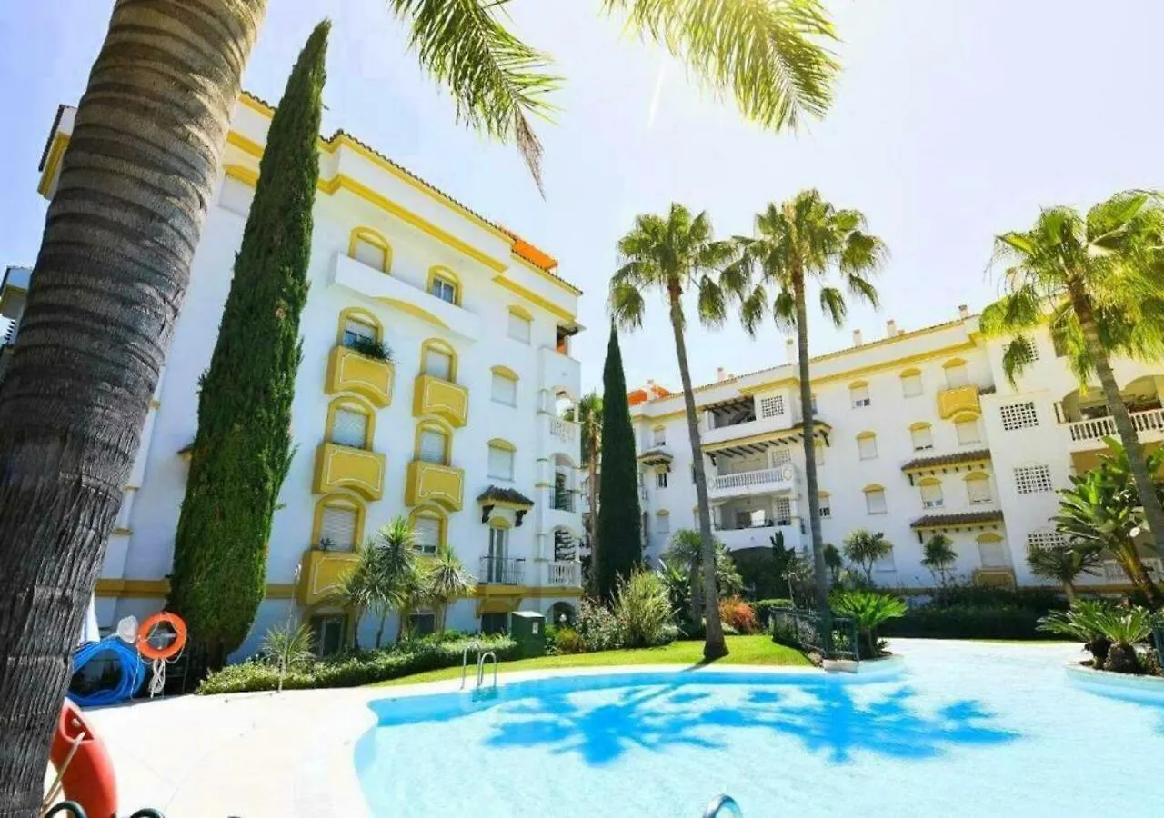 Apartment ✰ Luxurious 5 Bedroom Penthouse. Sea Views. Hot Tub. Bbq. Golden Mile Marbella